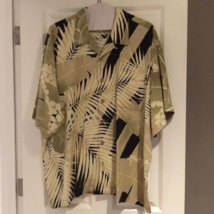 Mens Casual Button Down Hawaiian Style shirt.